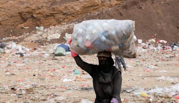 也门萨那人们垃圾场工作 回收材料谋求生计