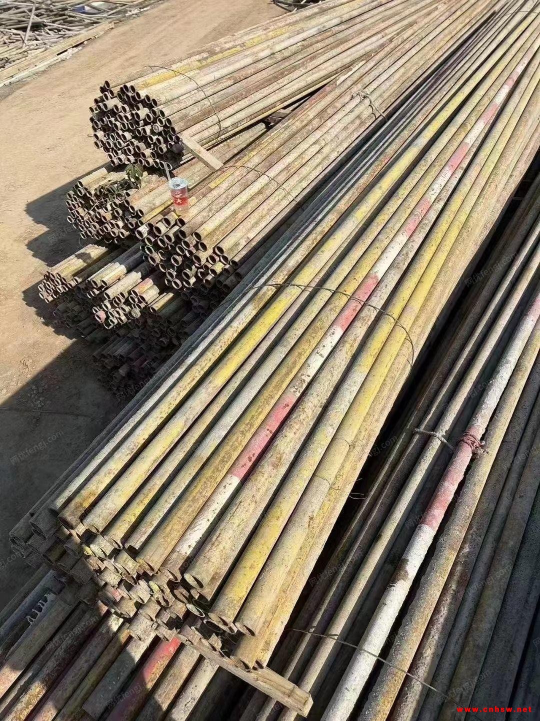 废旧钢管大量回收.图1